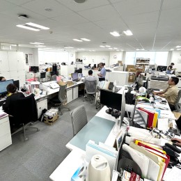 同じフロアで他部署ともすぐに連携できる環境。風通しの良い職場です！