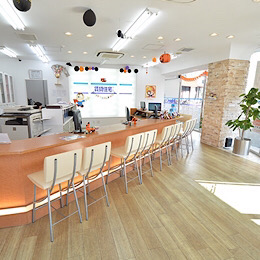 店舗は全国に100店舗以上。「なるべく家から近い店舗で働きたい」という希望も最大限考慮します！