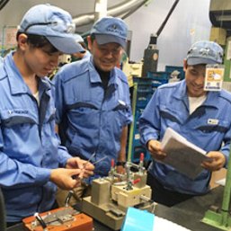 普段は1人で作業、困ったら先輩に相談。近すぎず遠すぎない、程よい人間関係の中で働けますよ。