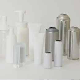 缶以外にも、化粧品容器や日用品容器も手掛けています。もしかしたら、あなたの家庭にあるかもしれません。