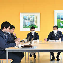 社員同士で真剣に会議を行う事もあります。