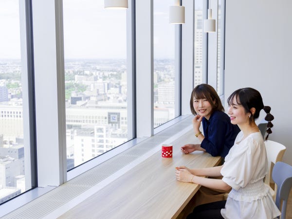 ワンフロアすべて当社のオフィスです。キレイで広々とした空間で気持ちよく働けます◎