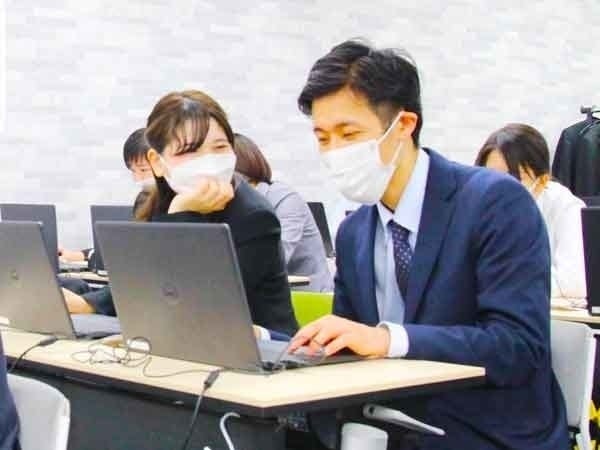 体験型の研修を実施。実務で即役立つスキルを、楽しみながら同期と学べます！これまで3500名以上のデビュー支援実績があるのでご安心下さい♪