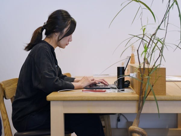 その日の予定や業務に合わせて、空いているデスクで作業ができます。業務効率もUP♪