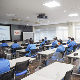 階層別研修から技能研修まで充実の社内研修で教育体制もバッチリ整っています。
