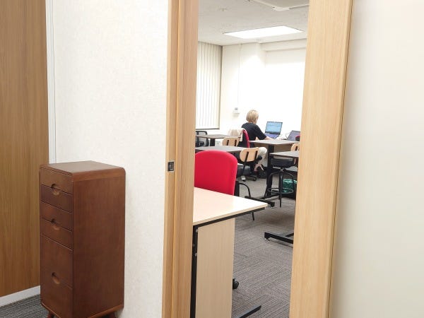 勤務して頂く執務室の入口です。