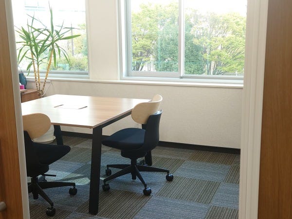 仙台市の中心部ですが、窓の外は緑地化公園があり、目に優しい緑が広がっています。