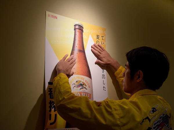 店外は立て看板等、店内はポスター、テーブルテント等を積極的に掲出して雰囲気を盛り上げ、オーダーアップを狙います。