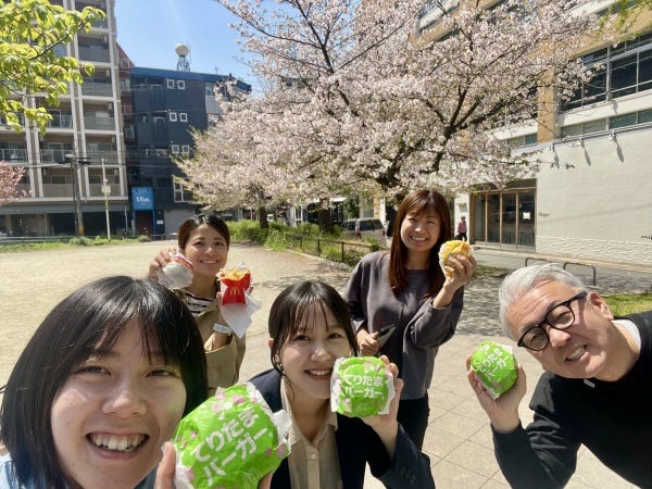 近くの公園でお花見をした日の様子です！