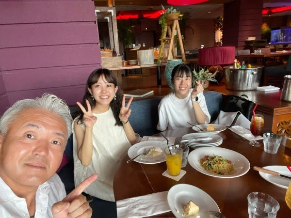 お客様のイベント参加後にランチ！月１は必ずみんなでランチに行っています。会社の周辺には美味しいお店がたくさん・・！