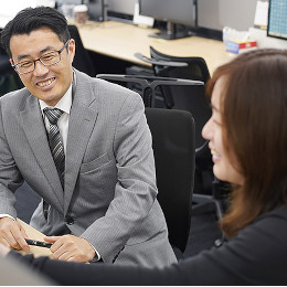 土日休み、残業月10h程度など、安定企業ならではの働きやすさが魅力。ワークライフバランスが叶います！