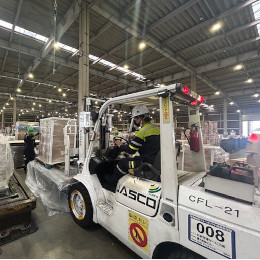 フォークリフトなど、業務に必要な資格の取得支援制度も充実。社員一人ひとりの成長をサポートします！