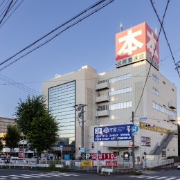 『三洋堂書店』は全国各地に68店舗以上を展開。『駿河屋』やトレカ専門店など新規事業も推進中です。