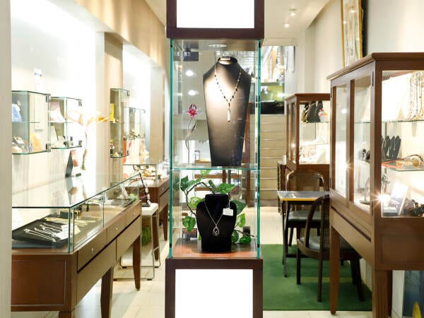 弊社は７９年以上の歴史をもつ 宝飾品・時計・メガネ・金地金売買の専門店です。