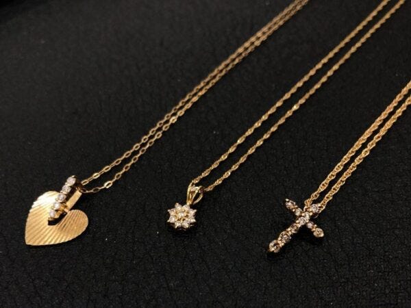 お店に来たお客様の対応になります。厳しいノルマや、強引な営業は一切なし。宝飾品・時計の販売と簡単な修理です。