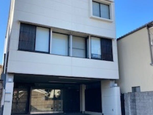 駅から10分以内で通えます。阪急JRどちらからも通勤している従業員がいます。