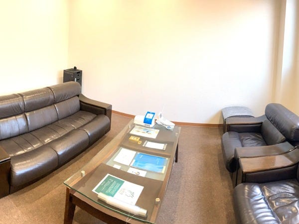 応接室で取引先様とお話しすることもあります。