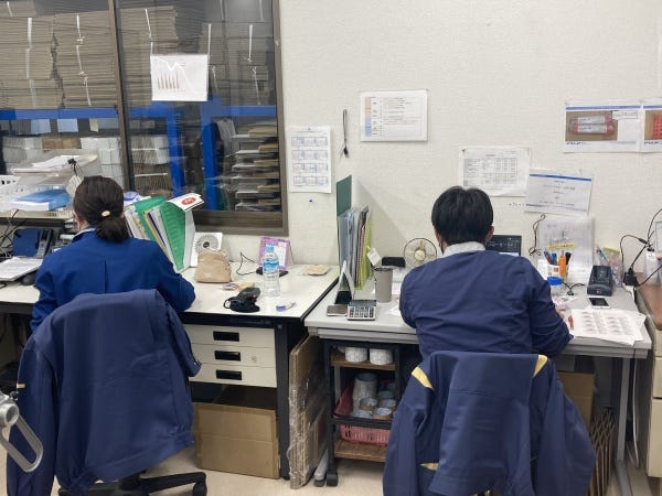 データを入力したり、送り状の作成といったデスクワークも担当します。近くには先輩がいるので、困ったことがあってもご安心くださいね。