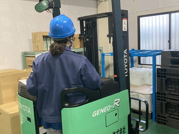 フォークリフトを使用する場面もありますが、必要な資格は会社からの補助で資格取得が可能です。資格手当も支給されるので、収入UPにつながります。