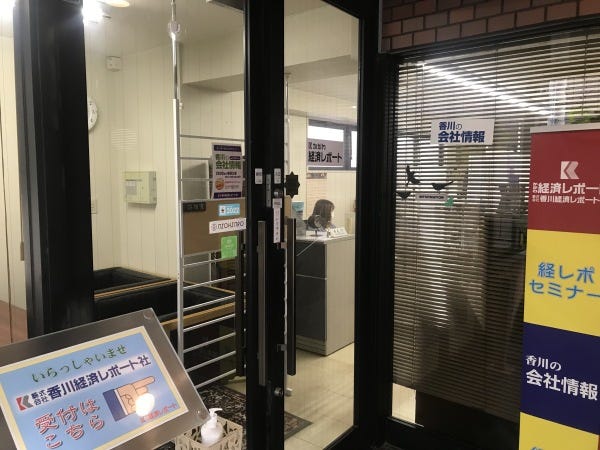 オフィスはビルの２階にあります。階段を上がってきて下さい。