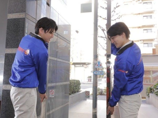 自動ドアや重い金庫などは複数人で協力して作業することもあります。