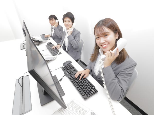 コールセンターが全国の依頼を受け付けしています。オペレーターの指示に従い、現場へ急行します。