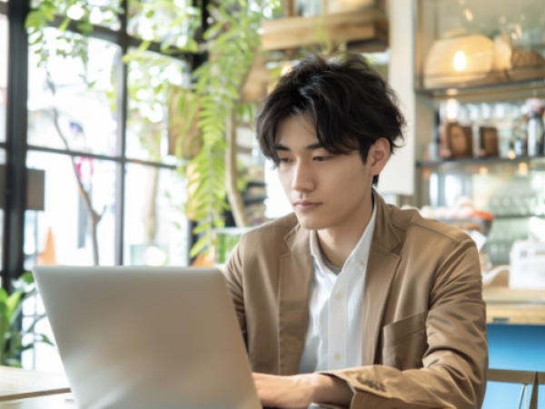 常駐先の現場には先輩社員がいるので、分からないことはすぐに聞ける環境です。在宅の際は、電話やチャットを使ってなんでも相談してくださいね！