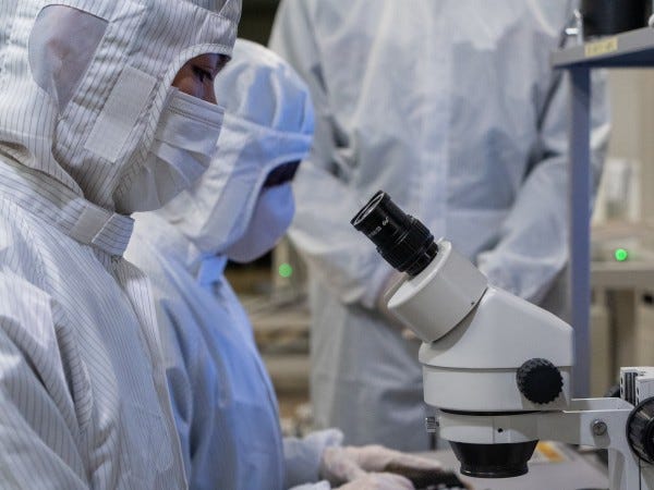 半導体は想像を超えるような部品の数や気をつける点の多い精密機器です。言葉ではよく聞きますが、奥の深い世界なんですよ。