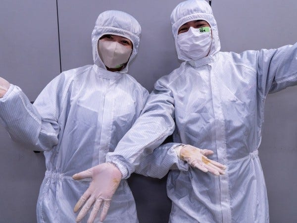 見慣れない機械も多くて、最初は慌てるかもしれませんが、作業自体は比較的シンプルです。未経験からスタートした先輩も多数活躍しています！