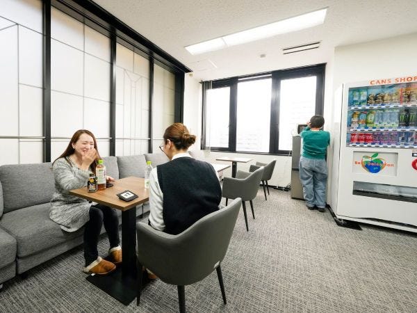 髪色・ネイル・服装自由！休憩室もあります