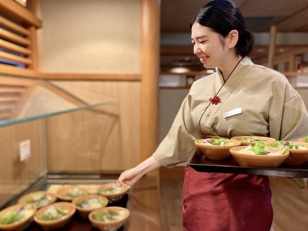 上質でありながら、肩の凝らないおもてなしが味わえるリゾートホテル・癒しの湯宿を全国に展開しています。