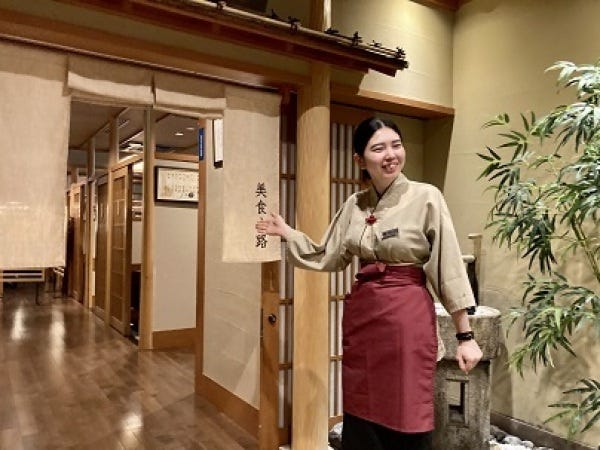 【業務内容】ホールでの接客や、ホールと調理場をつなぐ「デシャップ」があり、お客様のお食事のペースに合わせ、コース料理を提供します。