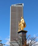 信長像とシティ・タワービル