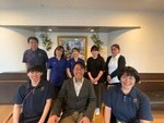従業員の集合写真 老若男女がそろっています