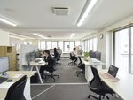 白を基調とした事務所です。スペースを広々とつかっているので、のびのびと働いていただけるかと思います！