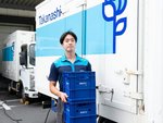 トラックに乗って、商品の配送をしていただきます。