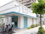 クリニックの外観です。ブルーのアクセントが目印です。
