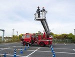 住宅展示場やイベントなどでの、はしご消防車登場体験では、バスケットに乗ってお客様の登場体験の補助作業をしていただきます