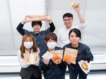 食品パッケージをメインに、安定成長を遂げてきた当社。有名ファストフードやテーマパークとは、それぞれ10年以上など長くお付き合いしています。