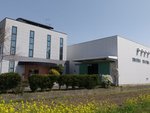 田畑と山に囲まれたのどかな立地