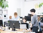 植物に囲まれた綺麗なオフィスで仲間と楽しく仕事ができます。